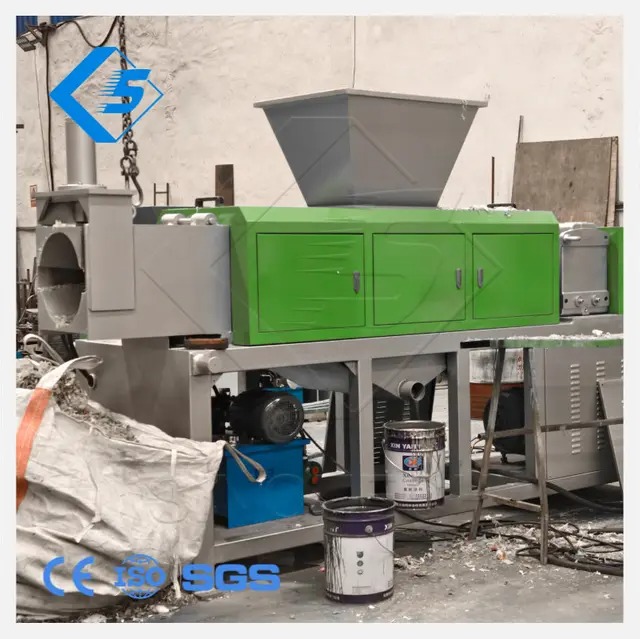 Plastic recycling machine